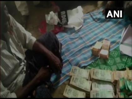 up gorakhpur bhathat bazar beggar sharif possess 3.64 lakh rupees police kept it viral news | यूपी: भिखारी के पास से पुलिस को मिले 3.5 लाख रुपए, इतने पैसे देख वहां मैजूद लोग रह गए दंग