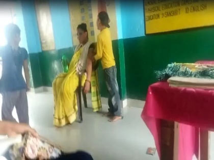 up govt women teacher massage in classroom with small kid hardoi district video viral suspended | वीडियो: छोटे बच्चे से क्लास में मालिश करवा रही महिला टीचर, वीडियो वायरल होने पर शिक्षक हुई न‍िलंब‍ित