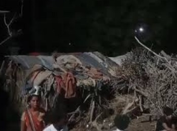 Hardoi Road Accident 8 people same family crushed death only girl survived truck carrying sand overturned people sleeping outside roadside hut | Hardoi Road Accident: रेत से भरा ट्रक सड़क किनारे बनी झोपड़ी के बाहर सो रहे लोगों पर पलटा, एक ही परिवार के 8 की दबकर मौत, सिर्फ बची एक बच्ची Hardoi Road Accident 8 people same family crushed death only girl survived truck carrying sand overturned people sleeping outside roadside hut | Hardoi Road Accident: रेत से भरा ट्रक सड़क किनारे बनी झोपड़ी के बाहर सो रहे लोगों पर पलटा, एक ही परिवार के 8 की दबकर मौत, सिर्फ बची एक बच्ची