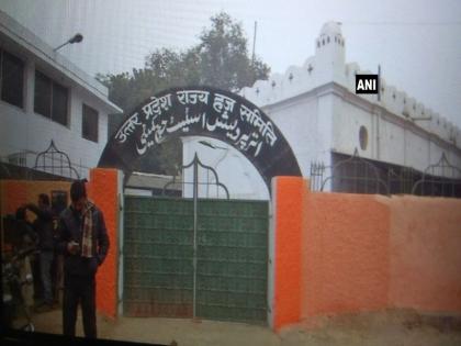 UP: Lucknow Haj House Exterior Walls are Painted Saffron | यूपी: लखनऊ स्थित हज हाउस की बाहरी दीवारें हुईं केसरिया
