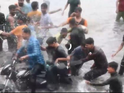 Viral Video Woman molested and harassed amidst the fun of rain mischief by mob seen in broad daylight in Lucknow | Viral Video: बारिश की मस्ती के बीच महिला से छेड़छाड़, लखनऊ में दिनदहाड़े दिखा हुड़दंगियों का उत्पात Viral Video Woman molested and harassed amidst the fun of rain mischief by mob seen in broad daylight in Lucknow | Viral Video: बारिश की मस्ती के बीच महिला से छेड़छाड़, लखनऊ में दिनदहाड़े दिखा हुड़दंगियों का उत्पात