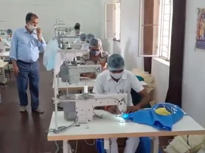 Prisoners in Uttar Pradesh jails prepare 50 PPE sets and hand over to Balrampur Hospital in Lucknow | UP Ki Taja Khabar: उत्तर प्रदेश की जेलों में कैदियों ने 50 पीपीई सेट तैयार कर लखनऊ के बलरामपुर अस्पताल को सौंपे