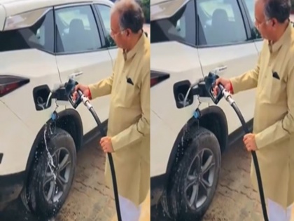 up Old man wastes oil at petrol pump to make social media reels DCP Noida orders action | वीडियो: सोशल मीडिया रील्स बनाने के खातिर बुजुर्ग ने पेट्रोल पंप पर बर्बाद किया तेल, डीसीपी नोएडा ने कार्रवाई का दिया आदेश
