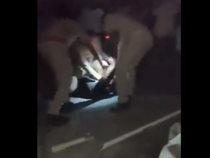 The police who went to stop domestic violence committed brutality man beaten video goes viral | घरेलू हिंसा रोकने गई पुलिस ने की बर्बरता; शख्स को बेरहमी से पीटा, वीडियो वायरल