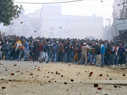 Uttar Pradesh: 16 people killed in demonstrations and violence against CAA and NRC so far, know the latest situation in all districts | उत्तर प्रदेशः CAA और NRC के खिलाफ प्रदर्शन और हिंसा में अब तक 16 लोगों की मौत, जानिए सभी जिलों की ताजा स्थिति