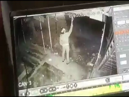 up police Inspector stole LED bulb from stall in Dussehra fair incident caught CCTV camera prayagraj | देखें वीडियो: दशहरा के मेले में लगे स्टाल से दरोगा ने चुराया एलईडी बल्ब, घटना हुई सीसीटीवी कैमरे में कैद