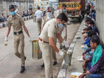 Uttar Pradesh Police should not take pictures of someone while helping them with relief material lockdown | UP पुलिस को निर्देश, लॉकडाउन के दौरान राहत सामग्री की मदद देते समय उसकी फोटो न खींचे