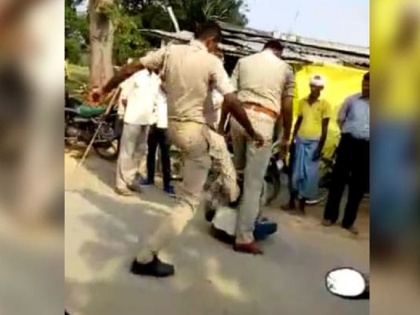 Uttar Pradesh police beat Young Man during vehicle checking, 2 police susupend | यूपी पुलिस की 'गुंडागर्दी', सरेआम वाहन चेंकिग के नाम पर शख्स की बेरहमी से की पिटाई, हुये सस्पेंड