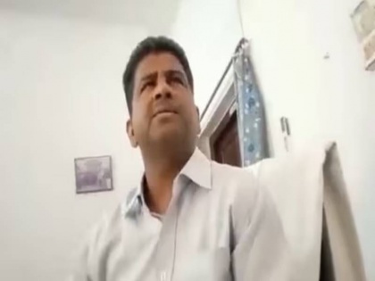 UP Professor Jaunpur demanded sexual favours from student victim made video incident | जौनपुर के प्रोफेसर ने की अश्लील डिमांड, पीड़िता ने घटना का बनाया वीडियो