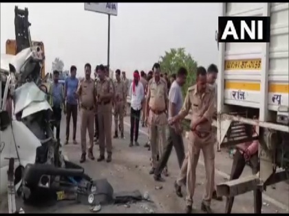 7 people died in a fierce canter-ambulance collision in Bareilly UP CM Yogi Adityanath expressed grief | यूपी के बरेली में कैंटर-एंबुलेंस की जबरदस्त टक्कर में 7 लोगों की मौत, सीएम योगी आदित्यनाथ ने जताया शोक