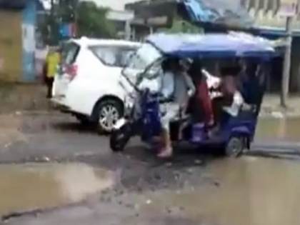up Sitapur DM-SP going in car e-rickshaw overturned no one helped watch viral video | WATCH: एक तरफ गाड़ी में जाते सीतापुर के DM-SP दूसरी ओर पल्टा हुआ ई-रिक्शा, लेकिन किसी ने नहीं की मदद, देखें वीडियो