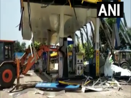 Bareilly SP MLA Shazil Islam petrol pump bulldozed days after 'threats' CM Yogi Adityanath constructed without map approval UP  | बरेलीः सपा विधायक शहजिल इस्लाम के पेट्रोल पंप पर चला बुलडोजर, बिना नक्शा पास किए बनाया गया था, देखें वीडियो