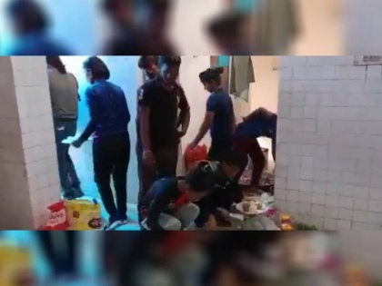 UP Sportspersons Served Food That Was Kept In Toilet | कबड्डी खिलाड़ियों को टॉयलेट में परोसा गया खाना, कांग्रेस ने योगी सरकार पर साधा निशाना, देखें वीडियो