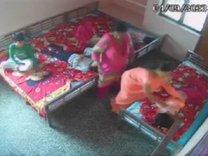 Uttar Pradesh Girl tortured in child shelter in Agra Superintendent beaten with slippers accused officer suspended after video went viral | उत्तर प्रदेश: आगरा में बाल आश्रय में बच्ची पर अत्याचार; अधीक्षिका ने चप्पलों से पीटा, वीडियो वायरल होने पर आरोपी अधिकारी निलंबित
