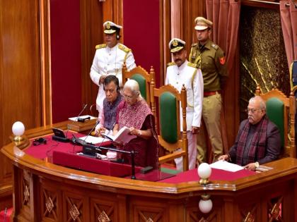 SP created ruckus in UP assembly, Governor returned from the House without reading the entire speech | UP News: विधानसभा में सपा का हंगामा, राज्यपाल में पूरा अभिभाषण पढ़े बिना सदन से लौटीं