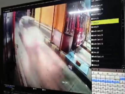 UP Viral Video Speeding car hit toll plaza employee On Delhi-Lucknow Highway Condition Critical | UP Viral Video: तेज रफ्तार कार ने टोल प्लाजा कर्मचारी को मारी टक्कर, हवा में उछलते हुए दूर गिरा शख्स, कमजोर दिल वाले नहीं देख पाएंगे ऐसा एक्सीडेंट UP Viral Video Speeding car hit toll plaza employee On Delhi-Lucknow Highway Condition Critical | UP Viral Video: तेज रफ्तार कार ने टोल प्लाजा कर्मचारी को मारी टक्कर, हवा में उछलते हुए दूर गिरा शख्स, कमजोर दिल वाले नहीं देख पाएंगे ऐसा एक्सीडेंट