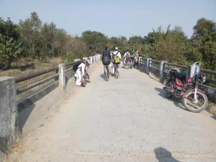 azamgarh man shakeel ahmed built 6 bridges with public cooperation without up mp mla support in uttar pradesh | नाव से जा रहा बच्चा बीच नदी में डूबा तो बना डाले छह पुल, शकील की कड़ी मेहनत देख लोग हैरान; लाखों लोगों को हुआ फायदा