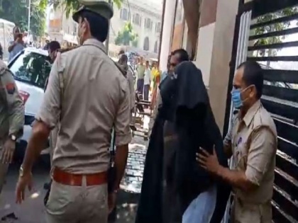 Uttar Pradesh assembly Woman tried commit suicide putting self immolationin flammable police saved | उत्तर प्रदेशः विधानसभा के नजदीक महिला ने ज्वलनशील पदार्थ डालकर आत्महत्या करने का प्रयास किया, पुलिस ने बचाया, जानिए मामला