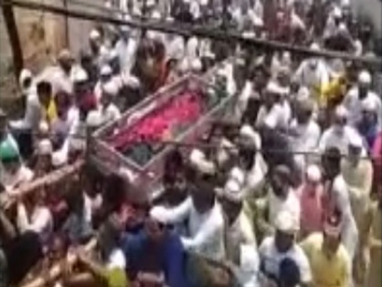 Uttar Pradesh Covid protocols govt restrictions ignored at the funeral of Islamic leader in Badaun | कोरोना गाइडलाइन की उड़ाई गई धज्जियां, मुस्लिम धर्मगुरु के जनाजे में उमड़ा जनसैलाब, बिना मास्क नजर आए कई लोग
