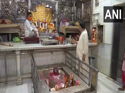Upset over non-fulfillment of his vow to heal his eyes young man vandalized two temples Madhya Pradesh arrested by police | मध्य प्रदेश: आंख ठीक होने की मन्नत पूरी न होने से खिन्न युवक ने की दो मंदिरों में जमकर तोड़फोड़, पुलिस ने किया गिरफ्तार