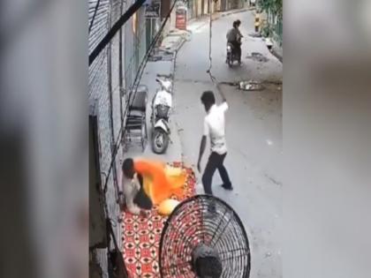 VIDEO: A man brutally beats another man in Delhi, the victim had only told the attacker not to urinate in public places | VIDEO: दिल्ली में एक व्यक्ति ने दूसरे व्यक्ति को बेरहमी से पीटा, पीड़ित ने केवल हमलावर से पब्लिक प्लेस पर पेशाब न करने की कही थी बात
