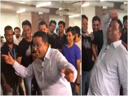 paytm ceo vijay shekhar sharma dance on apni toh jaise taise with his employees video goes viral | पेटीएम के सीईओ ने किया मजेदार डांस, लोगों ने कहा- वाह क्या डांस किया है, वीडियो वायरल
