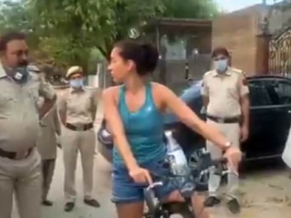 Uruguay woman diplomat in Delhi refuses to accept lockdown, told police - you can't spoil me, watch video | Lockdown: दिल्ली में उरुग्वे की महिला राजनायिक ने किया लॉकडाउन मानने से इनकार, पुलिस से कहा- आप मेरा कुछ नहीं बिगाड़ सकते, देखें वीडियो