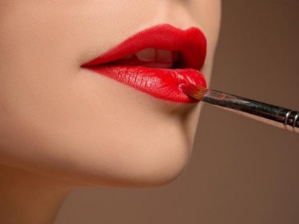 How to wear red lipstick perfectly in hindi | रेड लिपस्टिक लगाना आपके लिए भी है चैलेंज, तो इन 7 स्टेप्स को करें फॉलो, मिलेगा परफेक्ट लुक
