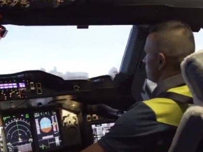 Usman Khawaja Takes Control Of World's Largest Passenger Aircraft Airbus A380 | इस ऑस्ट्रेलियाई क्रिकेटर ने दिखाई पायलट की खूबियां, उड़ाया दुनिया का सबसे बड़ा यात्री विमान, वीडियो वायरल