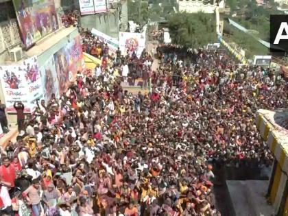 watch Rangotsav 2025 in Barsana CM Yogi Adityanath kickstarts Mathur Shri Radha Bihari Inter College Uttar Pradesh see video | Rangotsav 2025 in Barsana: बरसाना में रंगोत्सव 2025 की शुरुआत?, सीएम योगी ने की फूलों की बारिश और उड़ाए गुलाल, देखें मनमोहक वीडियो