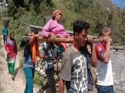 Uttarkashi: Women patient taken 12kilometers on wooden stretcher | उत्तरकाशी: स्वास्थ्य व्यवस्था बदहाल, बीमार महिला को परिवार ने कंधे पर बैठा कर 12 किलोमीटर दूर अस्पताल पहुंचाया