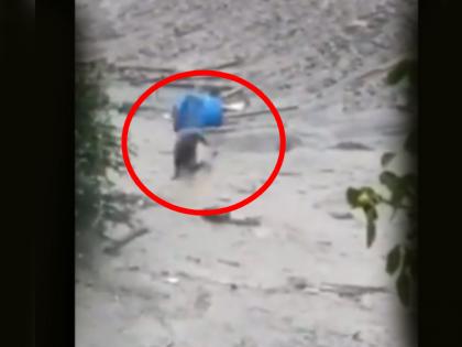 Uttarkashi Cloudburst Struggling to save himself from tragedy man emerges from debris after cloudburst in Dharali heartbreaking video goes viral | WATCH: त्रासदी से खुद को बचाने की जद्दोजहद, धराली में बादल फटने के बाद मलबे से निकलता शख्स; दिल दहला देने वाला वीडियो वायरल