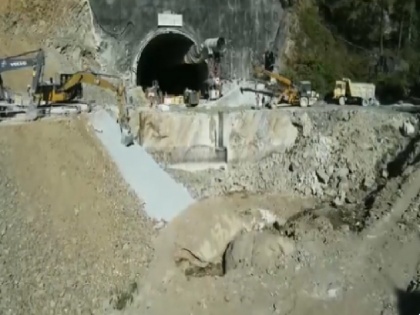 Uttarkashi Tunnel Collapse Chief Minister Dhami gave assurance said Work is being done on war footing to rescue all 41 laborers trapped in the tunnel | Uttarkashi Tunnel Collapse: मुख्यमंत्री धामी ने दिया आश्वासन, बोले- "सुरंग में फंसे सभी 41 मजदूरों को निकालने के लिए युद्धस्तर पर हो रहा काम"