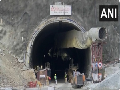 Uttarkashi Tunnel Collapse New machines arrived to rescue the workers trapped in the tunnel food is being given through pipes | Uttarkashi Tunnel Collapse: सुरंग में फंसे मजदूरों के बचाव के लिए नई मशीने पहुंची, पाइप के जरिए दिया जा रहा खाना