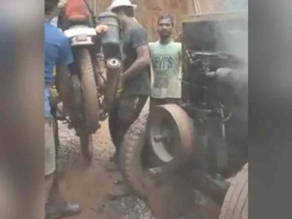 watch viral video of amazing jugaad for starting bike ips also praises it | बाइक स्टार्ट करने के लिए मजदूर ने ऐसा लगाया जुगाड़, देखकर आईपीएस अफसर बोले- वाह क्या दिमाग है सरजी