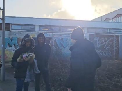 Uzbekistan chess player Nodirbek Yakubboev gave bouquet of flowers to R Vaishali apologized for not giving handshake VIDEO viral | VIDEO: उज्बेकिस्तान शतरंज खिलाड़ी ने आर वैशाली को दिया फूलों का गुलदस्ता, हैंडशैक न करने पर मांगी माफी Uzbekistan chess player Nodirbek Yakubboev gave bouquet of flowers to R Vaishali apologized for not giving handshake VIDEO viral | VIDEO: उज्बेकिस्तान शतरंज खिलाड़ी ने आर वैशाली को दिया फूलों का गुलदस्ता, हैंडशैक न करने पर मांगी माफी