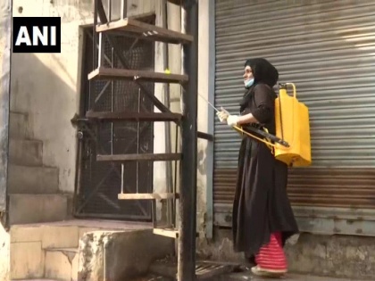 Lucknow: Syed Uzma, a woman from Lucknow is conducting a sanitisation drive across the streets of the capital city using her savings. | लखनऊ: अपने खर्चे पर कोरोना वायरस और नफरत को सैनिटाइज़ कर रही उज़्मा की कहानी