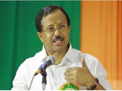 Delhi violence: Modi government stands for press freedom says V Muraleedharan over action against TV channels | टीवी चैनल बैन मामलाः केरल के सीएम ने बताया अघोषित आपातकाल, केंद्रीय मंत्री ने पलटवार कर कहा- उन्हें पहले पढ़ना चाहिए संविधान Delhi violence: Modi government stands for press freedom says V Muraleedharan over action against TV channels | टीवी चैनल बैन मामलाः केरल के सीएम ने बताया अघोषित आपातकाल, केंद्रीय मंत्री ने पलटवार कर कहा- उन्हें पहले पढ़ना चाहिए संविधान
