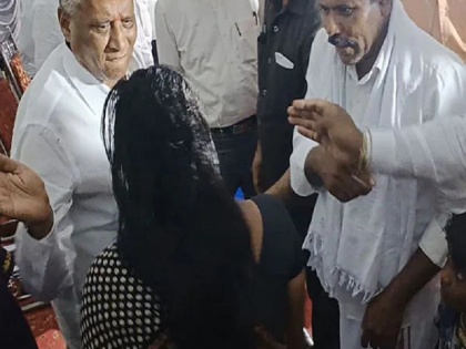 Karnataka BJP Minister V Somanna caught on camera slapping a woman | कर्नाटक: मंत्री ने सरेआम महिला को मारा थप्पड़, कैमरे में कैद हुआ पूरा वाकया, महिला ने फिर मंत्री के पैर छुए