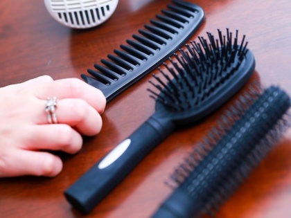 Dirty comb or hairbrush can cause damage to hair and scalp, know how to clean comb and hair brushes | बालों को जड़ों से खराब करती है ऐसी कंघी (हेयर ब्रश), देखें कहीं आप भी तो नहीं करते इसका इस्तेमाल