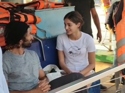 Ananya Panday boat Ride With Vijay Deverakonda video Leaked From The Set | 'अर्जुन रेड्डी' के हीरो के साथ बोट में कुछ इस तरह मस्ती करती नजर आईं अनन्या पांडे, वीडियो वायरल