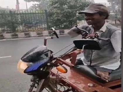 viral video shows how a disabled man run modified rickshaw on delhi street impressed and mahindra offer him job | बच्चे और बुजुर्ग बाप को संभालने के लिए मॉडिफाइड रिक्शा चलाने वाले दिव्यांग पर फिदा हुए आनंद महिंद्रा, ज़ज्बे को देख दिया यह ऑफर