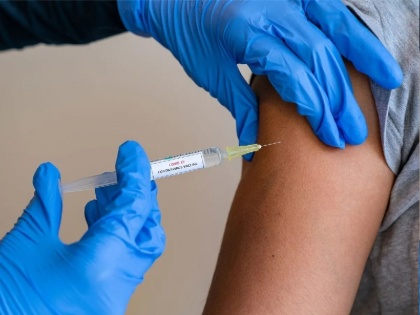 Thirty students were vaccinated using a single syringe in Madhya Pradesh Sagar | मध्य प्रदेश में एक ही सिरिंज से 30 बच्चों को लगाई कोरोना की वैक्सीन, पूछने पर बोला दोषी- "इसमें मेरी क्या गलती है?"