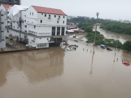 Gujarat: rain and flood hit Vadodara news updates, 6 people died, may train and buses suspended | गुजरातः वडोदरा में आसमान से बरसी आफत, बाढ़ से जनजीवन बिखरा, अब तक 6 लोगों की मौत