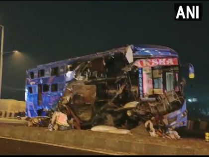 gujarat Vadodara bus collides with a trailer Six killed 15 others injured | गुजरात में भीषण सड़क हादसाः ओवरटेक करने की कोशिश में बस ने ट्रेलर को पीछे से मारी टक्कर, 6 लोगों की मौत, 15 गंभीर रूप से घायल