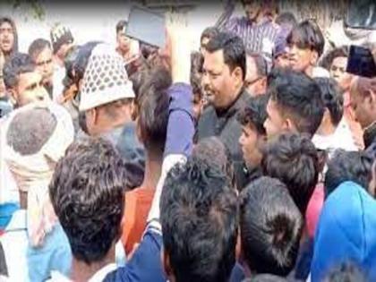 people protest strongly against BJP MLA Lakhendra Kumar Roshan in vaishali | बिहार के वैशाली जिले में स्थानीय लोगों ने बीजेपी विधायक को गांव से खदेड़कर भगाया, जानें क्या है मामला people protest strongly against BJP MLA Lakhendra Kumar Roshan in vaishali | बिहार के वैशाली जिले में स्थानीय लोगों ने बीजेपी विधायक को गांव से खदेड़कर भगाया, जानें क्या है मामला