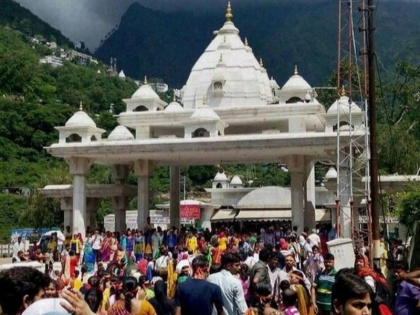 jammu Corona curfew Relaxation number devotees Vaishno Devi intensified 13000 on Saturday and Sunday | कोरोना कर्फ्यू में ढील, वैष्णो देवी में श्रद्धालुओं की संख्या तेज, शनिवार और रविवार को 13 हजार के करीब पहुंचे