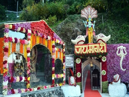 Shardiya Navratri 2022 huge pilgrims gathered on Vaishno devi mandir during Navratri | Shardiya Navratri 2022: नवरात्रों पर वैष्णो देवी में जबरदस्त भीड़, दुल्हन की तरह सजा मां का द्वार, देखें तस्वीरें