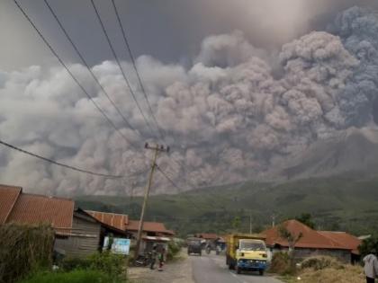 Sinbung volcano erupted in Indonesia, due to shadow smoke | इंडोनेशिया में सिनाबुंग ज्वालामुखी फटने से छाया धुएं का गुबार