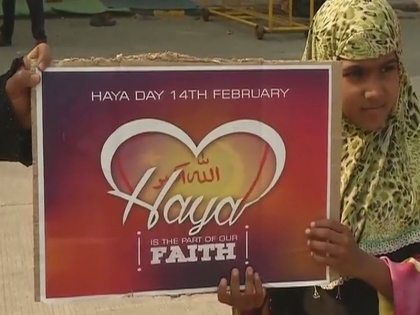 Valentines Day: muslim women protests in nagpur | वेलेंटाइन डे के विरोध में उतरीं मुस्लिम महिलाएं, बताया 'हया डे'